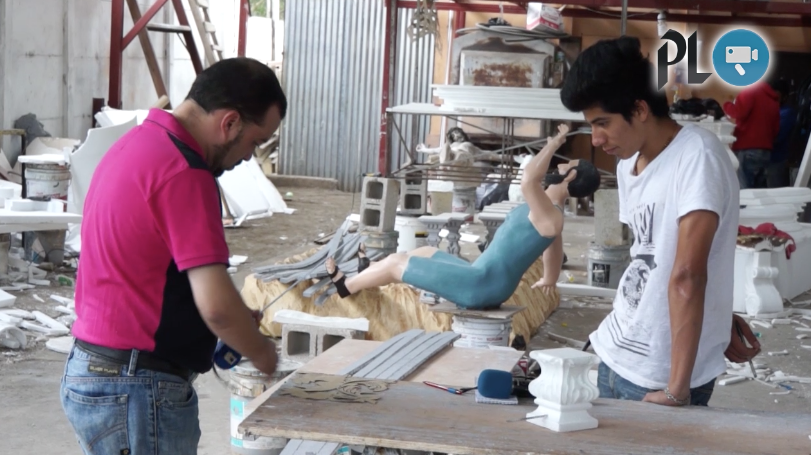 Isaac Juárez diseña y elabora andas procesionales para varias hermandades. (Foto Prensa Libre: Gabriela López)