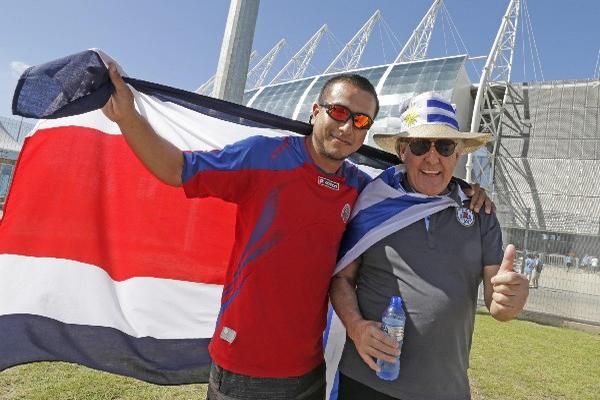 Aficionados de Costa Rica y Uruguay comparten previo al partido mundialista. (Foto Prensa Libre: EFE)