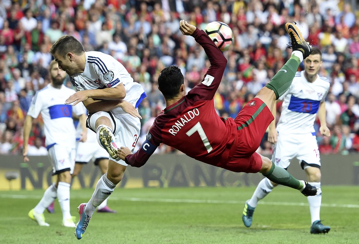 Cristiano Ronaldo lideró a Portugal al marcar un tiplete en el triunfo contra Islas Feroe. (Foto Prensa Libre: AFP)