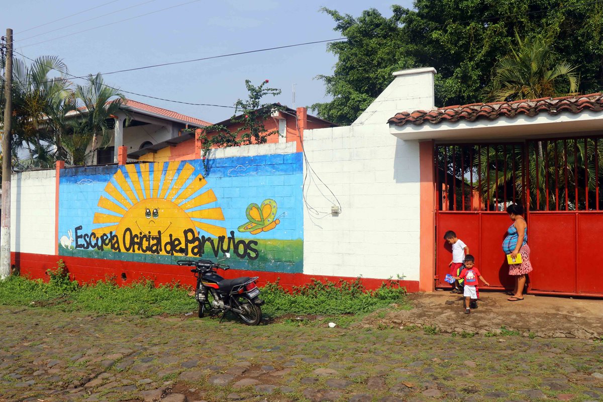 Los docentes evalúan suspender las clases en la escuela de Párvulos de El Asintal.(Prensa Libre: Rolando Miranda)