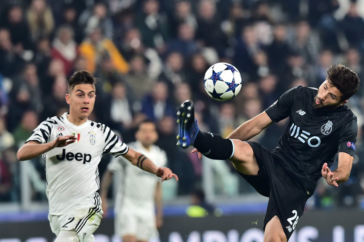 Felipe (derecha), captado en el partido del Oporto contra la Juventus. (Foto Prensa Libre: AFP).
