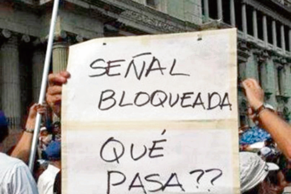las torres con supuestas lámparas tenían también antenas de rejilla que crearon suspicacias..