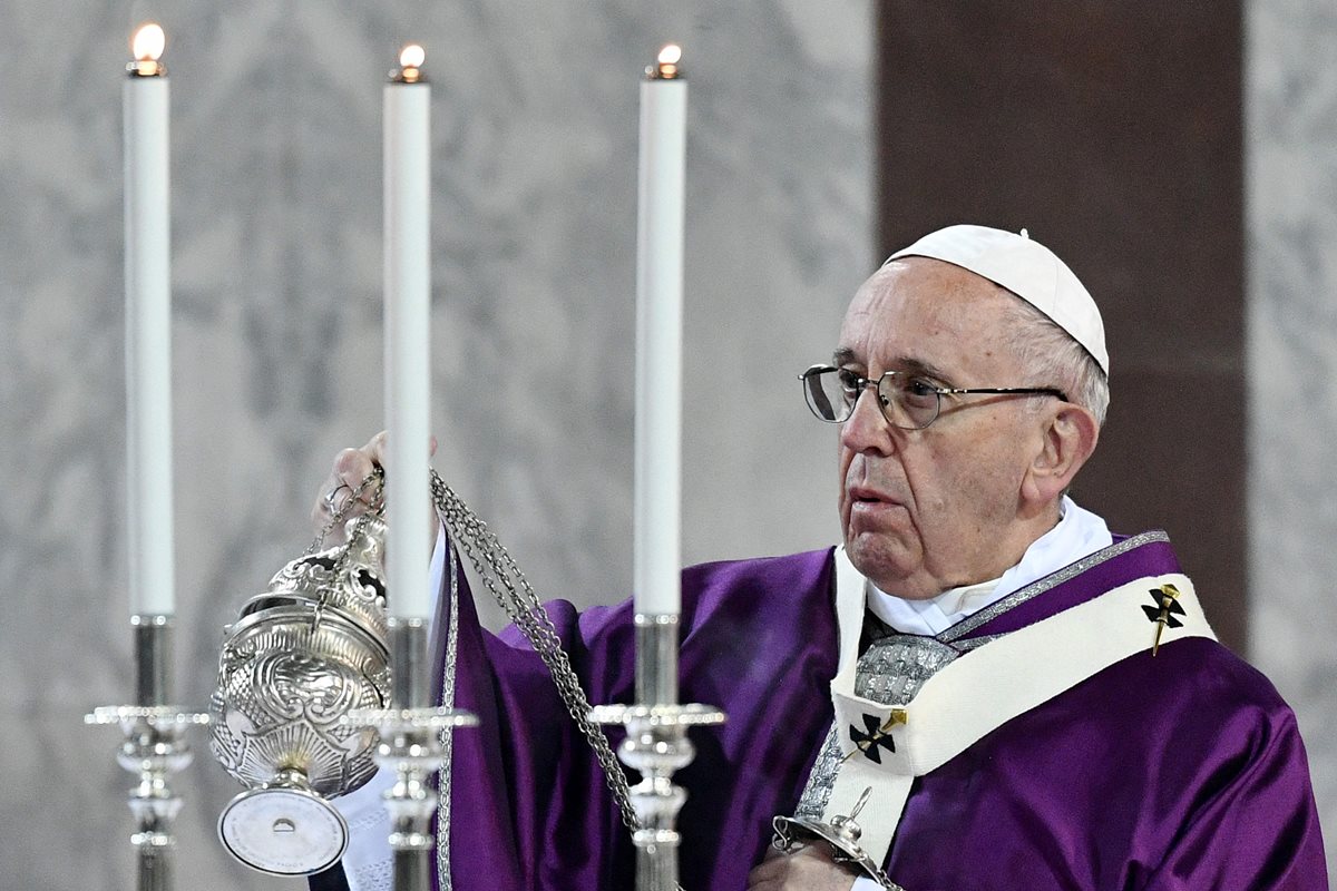El Papa participa en la misa del Miércoles de Ceniza en la iglesia de Santa Sabina en Roma.(Foto Prensa Libre AFP).