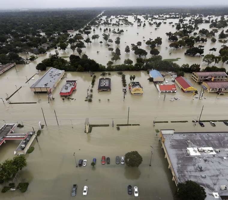 El agua del embalse de Addicks Reservoir inundó los barrios de Houston,Texas.(AP)