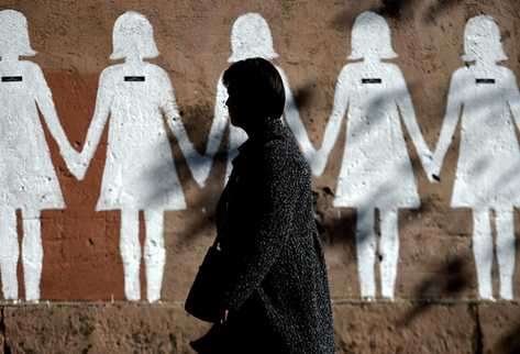 Calle con siluetas de mujeres que han sido víctimas de violencia en distintos países del mundo. (Foto Prensa Libre: AFP)