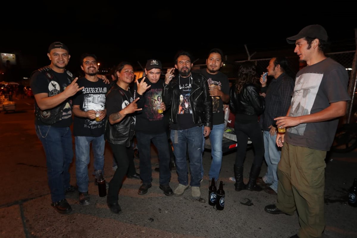 Seguidores de Cannibal Corpse y Napalm Death, que se quedaron sin ver a la banda en su concierto del 2 de octubre en Guatemala (Foto Prensa Libre: Óscar Rivas).