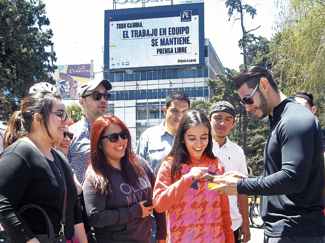 Cientos de guatemaltecos escribieron el valor que debe mantenerse y fue publicado en una pantalla gigante. Foto Prensa Libre: Érick Ávila