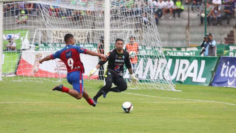Xelajú marcó un gol en el último minuto y amargó la tarde de los aficionados de Antigua. (Foto Prensa Libre: Renato Melgar)