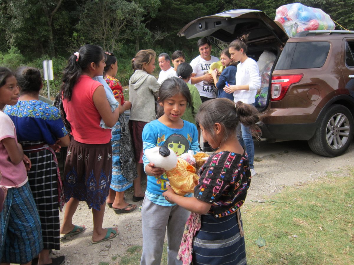 Niños de Sololá reciben obsequios de automovilistas en la ruta Interamericana. (Foto Prensa Libre: Ángel Julajuj)