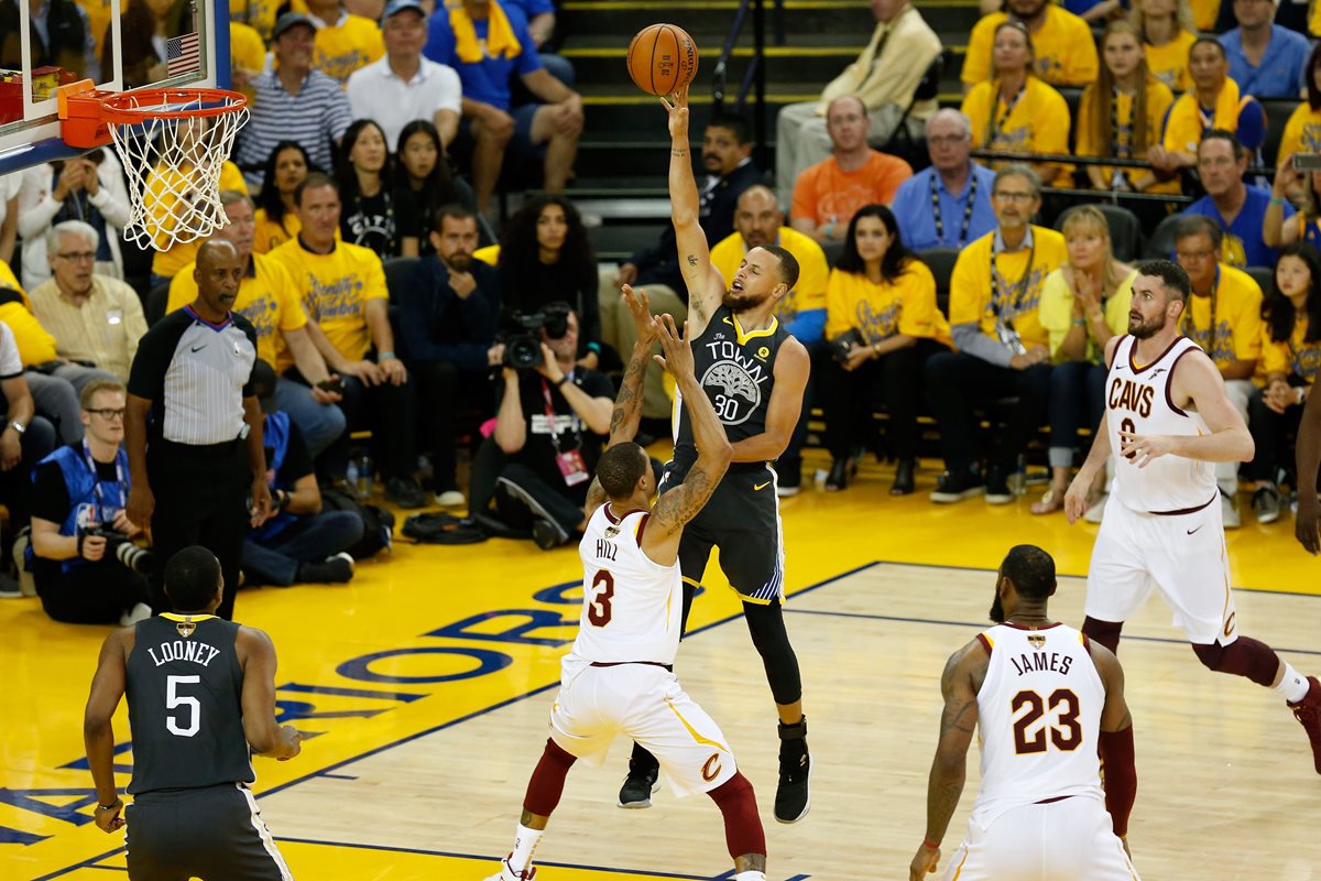 Curry "vuela" para anotar otros dos puntos en favor de Cleveland. (Foto Prensa Libre: AFP)