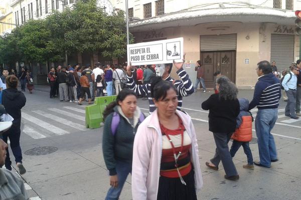Con una llamativa campaña, el mimo atrae la atención de automovilistas y peatones. (Foto Prensa Libre).