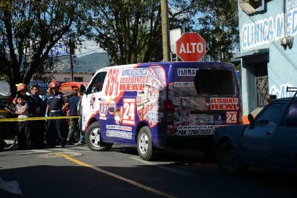 bomberos y curiosos  observan el área en donde fue atacada la panel en colonia La Florida, zona 19.