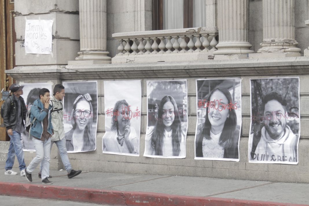 Colocan fotografías con rostros de guatemaltecos en las paredes del Congreso de la República. (Foto Prensa Libre: Cortesía)
