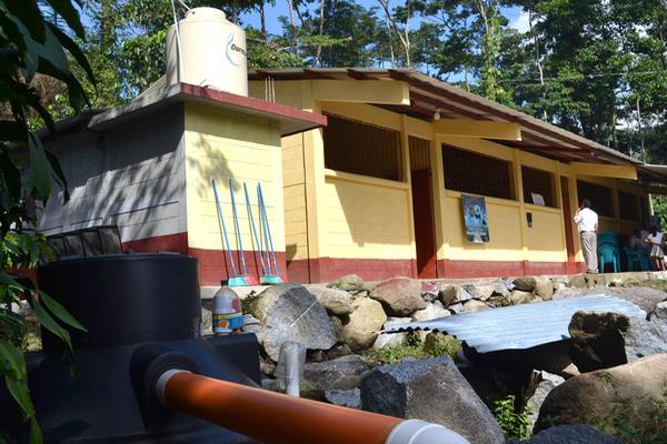 Entre otros servicios la escuela cuenta con un biodigestor, depósito de agua, cocina, dos aulas y dirección. (Foto, Prensa Libre: Edgar Girón).