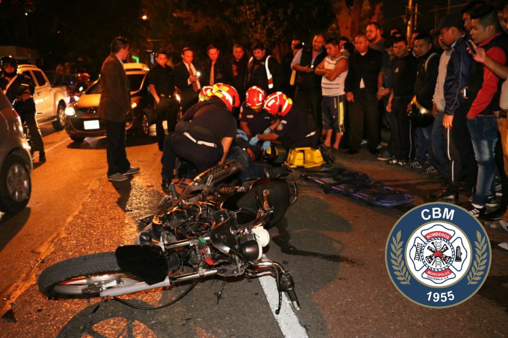 Momento en que los bomberos intentan reanimar los signos vitales del hombre baleado. (Foto: Bomberos Municipales)
