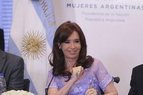 La presidenta Cristina Fernandez, afirmó este viernes en una actividad pública, que nadie la va a callar. (Foto Prensa Libre: AP).