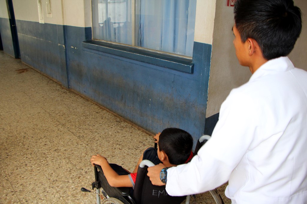 Menor que fue agredido en El Asintal es ingresado al Hospital Nacional de Retalhuleu. (Foto Prensa Libre: Rolando Miranda)