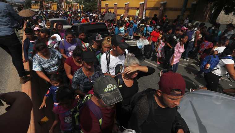 El gobierno hondureño advirtió de que "grupos desestabilizadores" están promoviendo la migración en grupo. (Foto Prensa Libre: EFE)