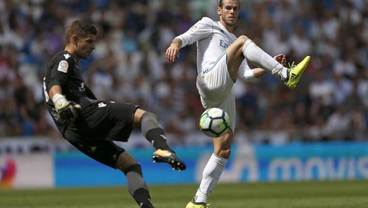 Gareth Bale fue uno de los más señalados en el empate frente al Levante. En la imagen trata de robarle el balón al portero Raúl Fernández-Cavada. (Foto Prensa Libre: AP)