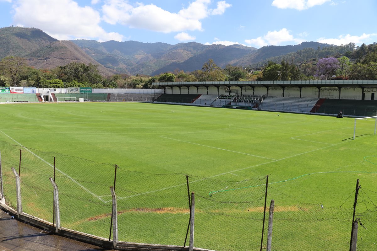 Uno de los objetivos de la iluminación es que lleguen más aficionados al estadio. (Foto Prensa Libre: Renato Melgar)