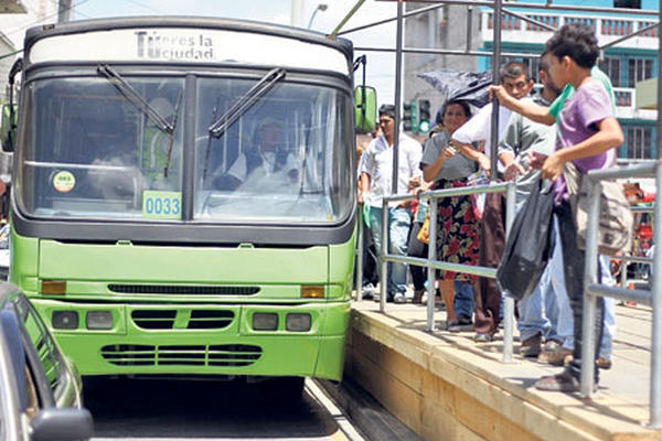 Usuarios del Transmetro utilizan ruta ampliada, del parque Colón a la 18 calle, zona 1.