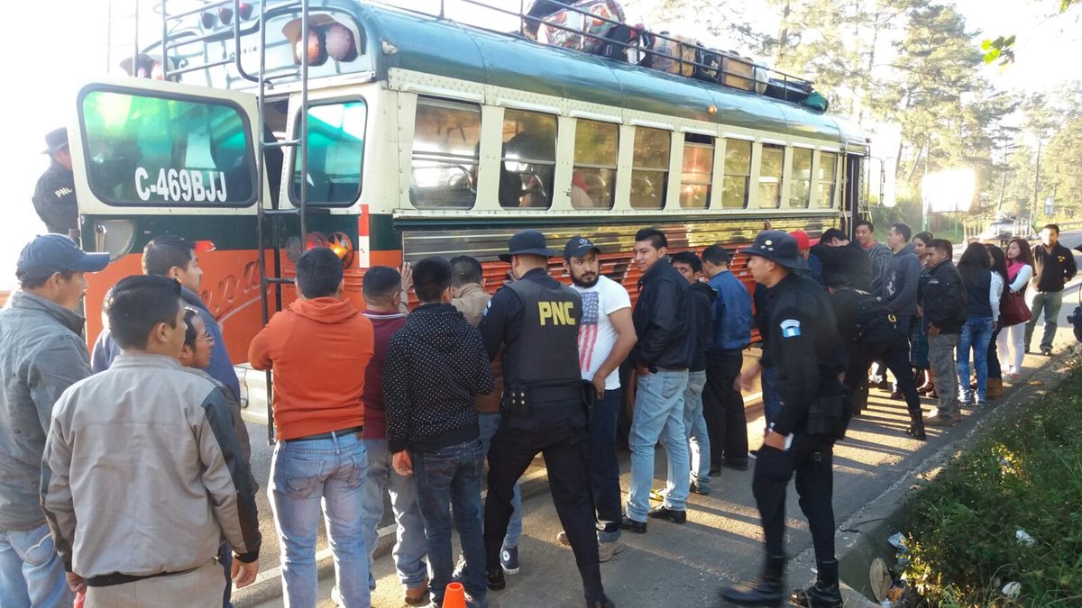 Pasajeros de autobús son revisados por agentes de la PNC en la cabecera de Chimaltenango. (Foto Prensa Libre: Víctor Hugo Chamalé)