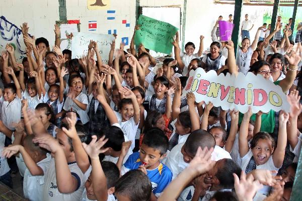 Compañeros  de  estudio de Ryan Armando Sucuqui Paiz le dan  la bienvenida con alegría.
