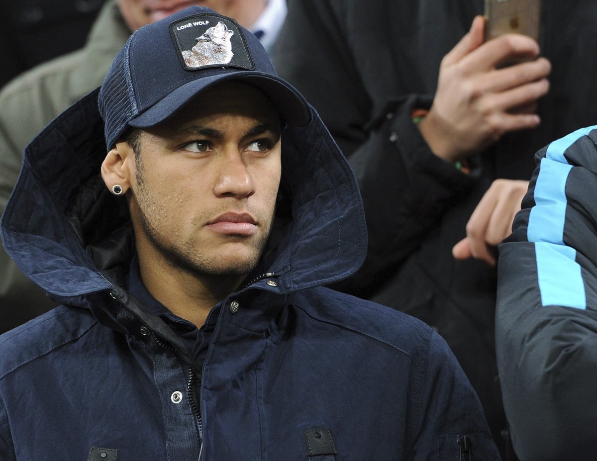 El brasileño Neymar observó desde las gradas el juego que su equipo empató 1-1 contra el Bayer Leverkusen. (Foto Prensa Libre: EFE)
