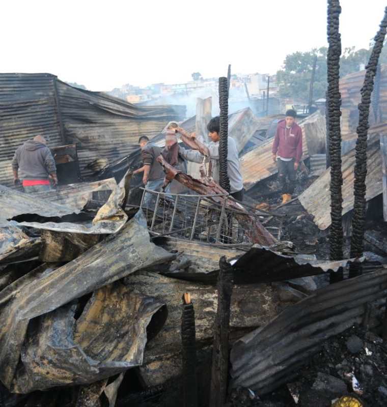 El incendio destruyó en su totalidad muchas de las viviendas, en el asentamiento Colom Argueta, zona 3. (Foto Prensa Libre: Érick Ávila)