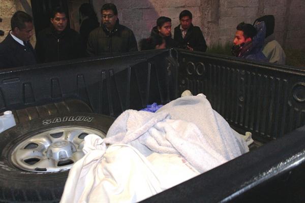 El cadáver de Andino Rodríguez fue llevado a la morgue del Inacif. (Fotos Prensa Libre: Carlos Centura)