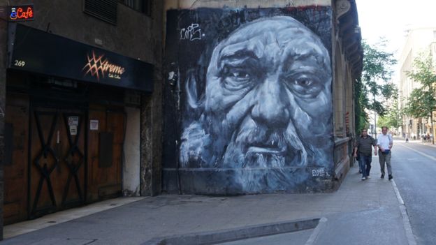 Los café con piernas son parte importante del paisaje del centro de Santiago.