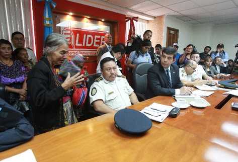 Una anciana, familiar de las víctimas, denuncia supuesta mala reacción de la Policía, ante la mirada de Edi Juárez —de saco—, viceministro de Gobernación, ayer.
