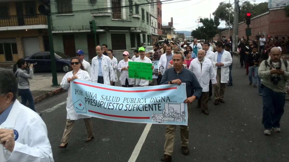 Médicos del Hospital San Juan de Dios efectúan una caminata denominada "Por una salud pública digna". (Foto Prensa Libre: Erick Ávila)