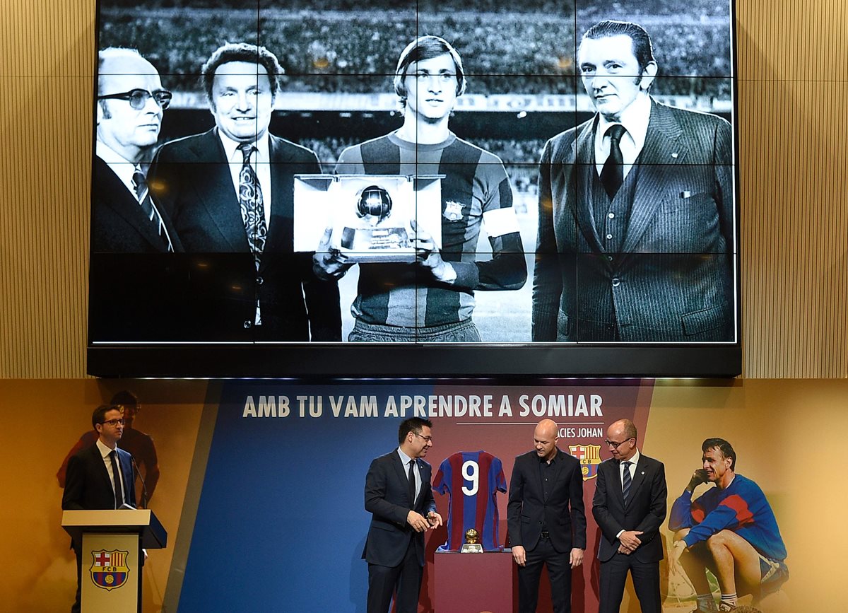 Cruyff fue recordado por medio de videos e imágenes durante la ceremonia de este sábado. (Foto Prensa Libre: AFP)