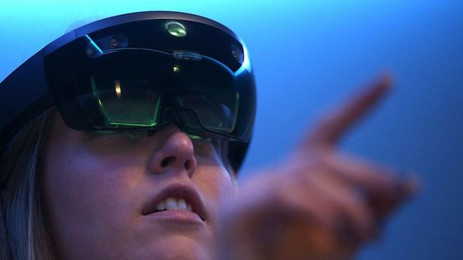 Las gafas HoloLens usan realidad mixta, una combinación de realidad virtual y aumentada. (JUSTIN SULLIVAN /GETTY IMAGES)
