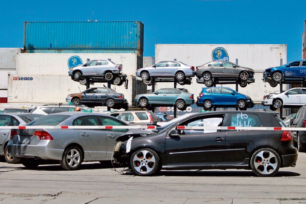 Usuarios y pilotos bloquean, desde ayer, las instalaciones de la portuaria. (Foto Prensa Libre: Dony Stewart)