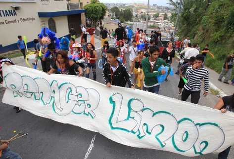 Jóvenes de la colonia  El Limón, zona 18, realizaron actividades culturales para intentar involucrar a toda la comunidad y eliminar  el estigma de violencia que hay   sobre ese lugar.