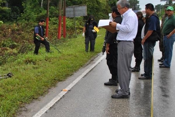Fiscales del Ministerio Público y autoridades revisan la escena del crimen. (Foto Prensa Libre: Rigoberto Escobar)<br _mce_bogus="1"/>