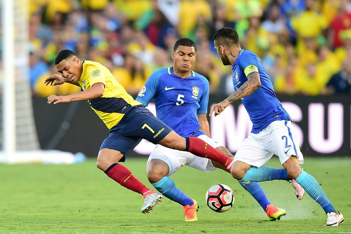Acción durante el partido entre Brasil y Ecuador, que terminó sin goles. (Foto Prensa Libre: AFP)