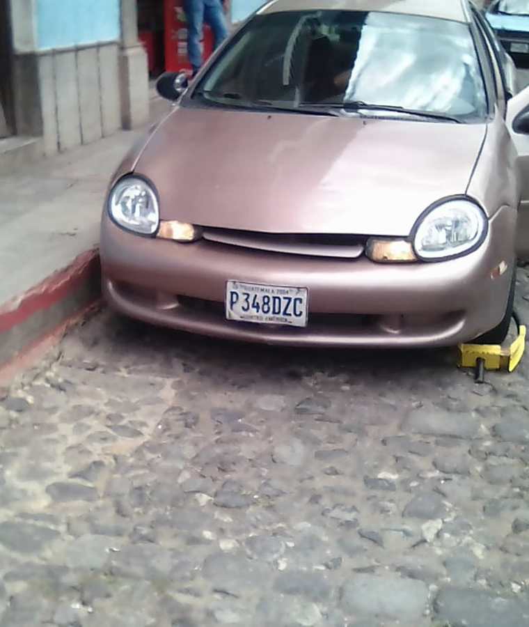 El automóvil se encontraba estacionado frente a una banqueta con línea roja. (Foto Prensa Libre: PNC)