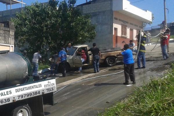 Socorristas apagan fuego en picop que estaba cargado con juegos pirotécnios, en Coatepeque, Quetzaltenango. (Foto Prensa Libre: Alexánder Coyoy).<br _mce_bogus="1"/>