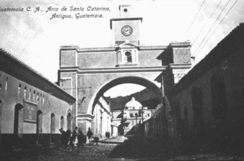 El arco de Santa Catalina con las modificaciones hechas en el siglo XIX consistente en una torre con reloj. (Foto: Hemeroteca PL)