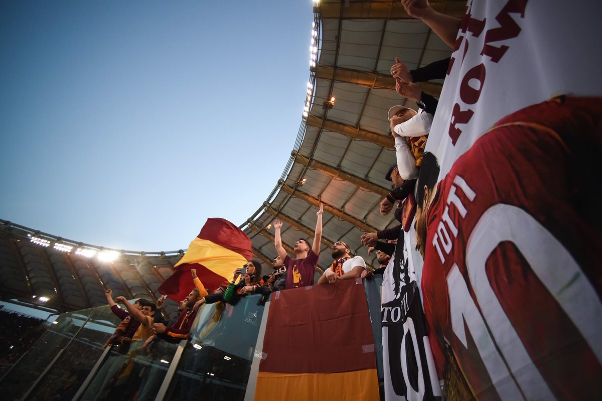 Los fanáticos de la Roma colocaron dos camisas de Francesco Totti en las tribunas del esadio.