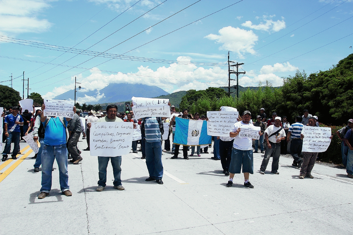Los trabajadores inconformes bloquean el paso hacia la Antigua Guatemala, por la bajada de Las Cañas. (Foto Prensa Libre: Miguel López)