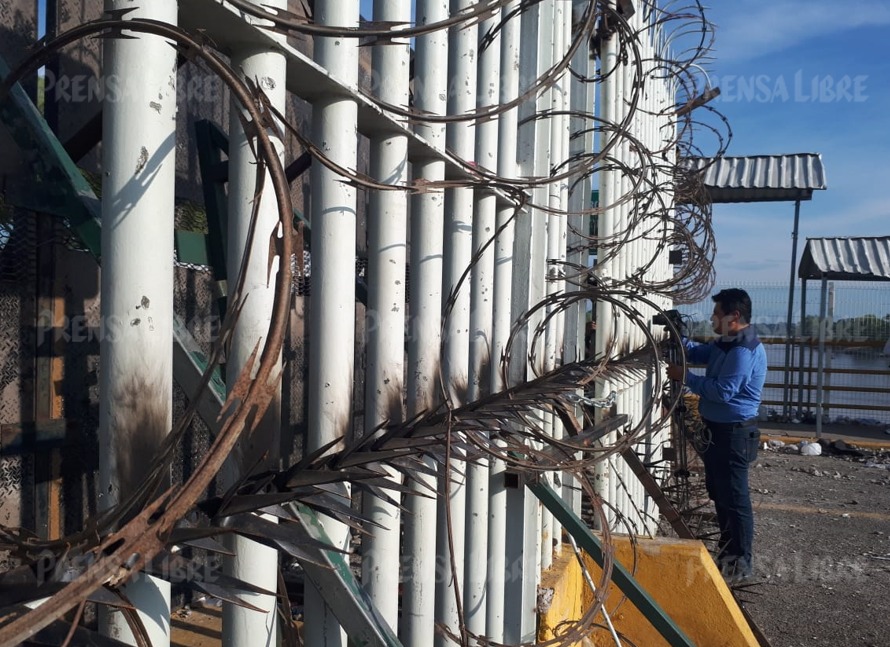 Autoridades mexicanas colocan alambre de púas y picos de metal sobre la reja que divide la frontera entre ese país y Guatemala. (Foto Prensa Libre: Rolando Miranda)