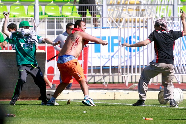 Sangre, gritos y golpes se vieron este domingo en Chile, en una última jornada violenta. (Foto Prensa Libre: AP)