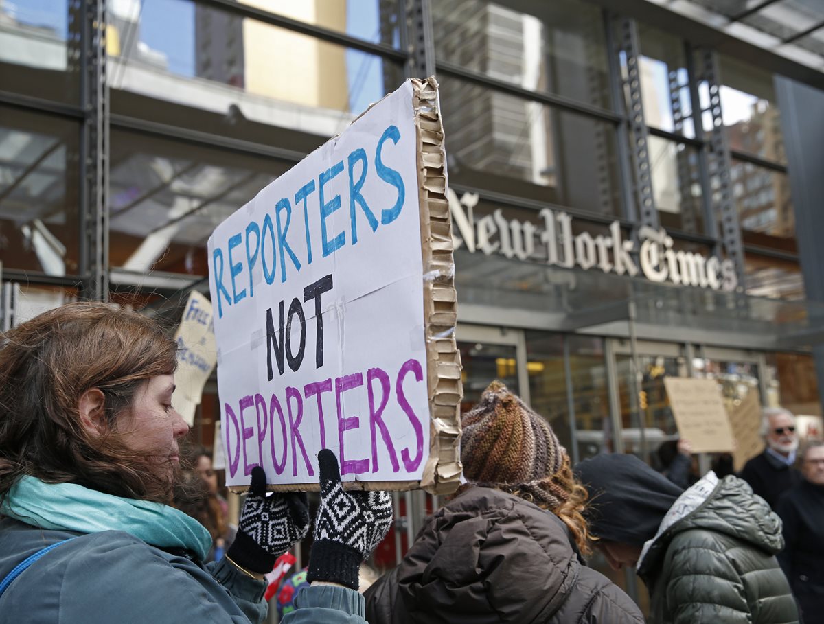 Varias personas se concentran frente al edificio del The New York Times en Nueva York. (Foto Prensa Libre: AP).