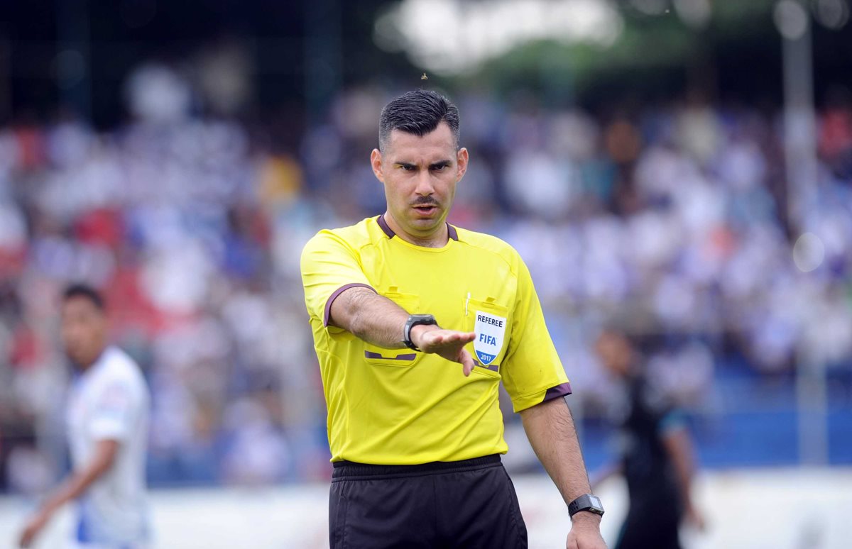 Mario Escobar fue fuertemente criticado por el arbitraje en el Carlos Salazar. (Foto Prensa Libre: Francisco Sánchez)