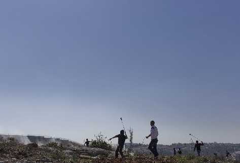 Palestinos rechazan la construcción de un muro israelí en la localidad cisjordana de Bilín. (Foto Prensa Libre:EFE)