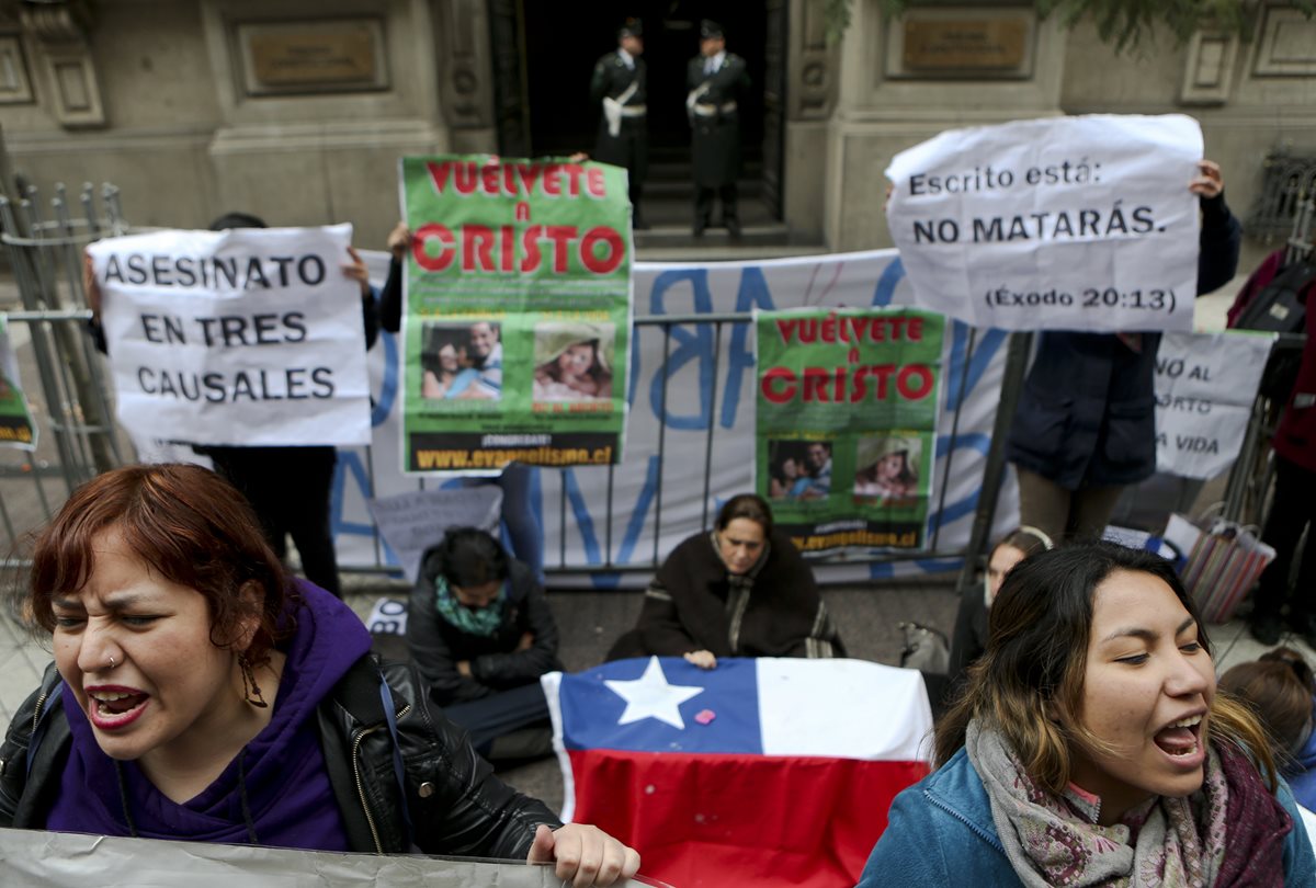 Algunas personas muestran su rechazo contra el aborto en Chile. (Foto Prensa Libre: AFP)